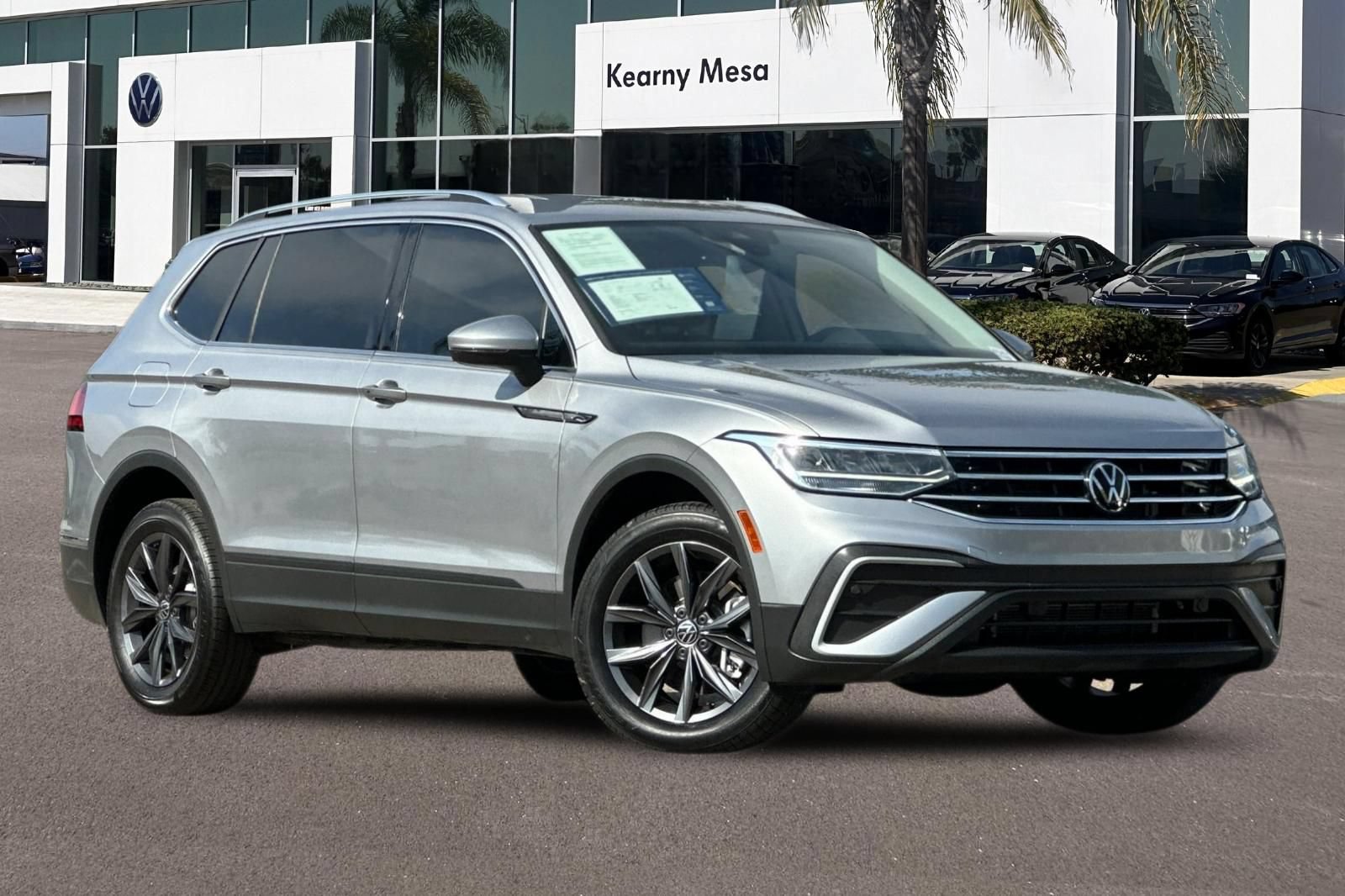 Used 2023 Volkswagen Tiguan SE FWD image 2