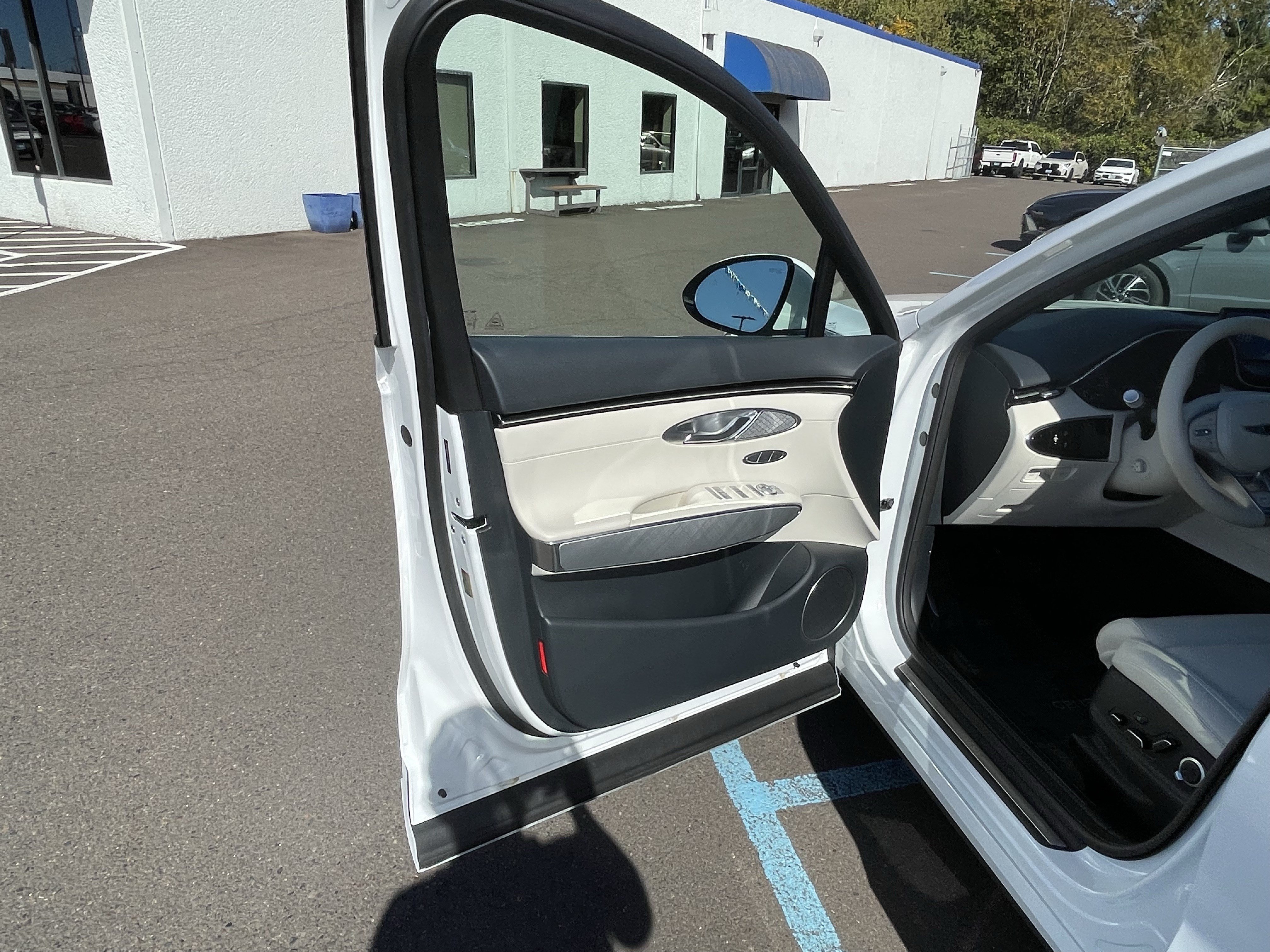 Used 2025 Genesis Electrified GV70 AWD/4WD image 17