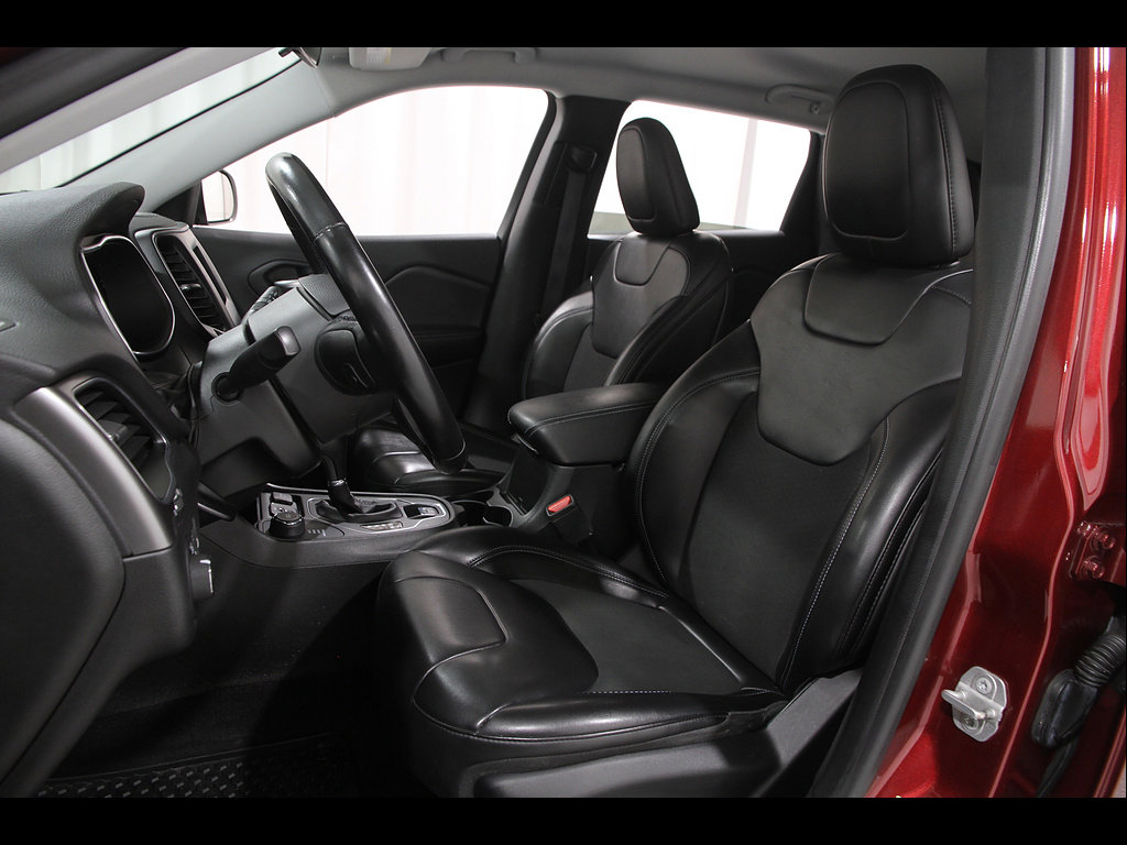 Used 2019 Jeep Cherokee Latitude Plus AWD/4WD image 5