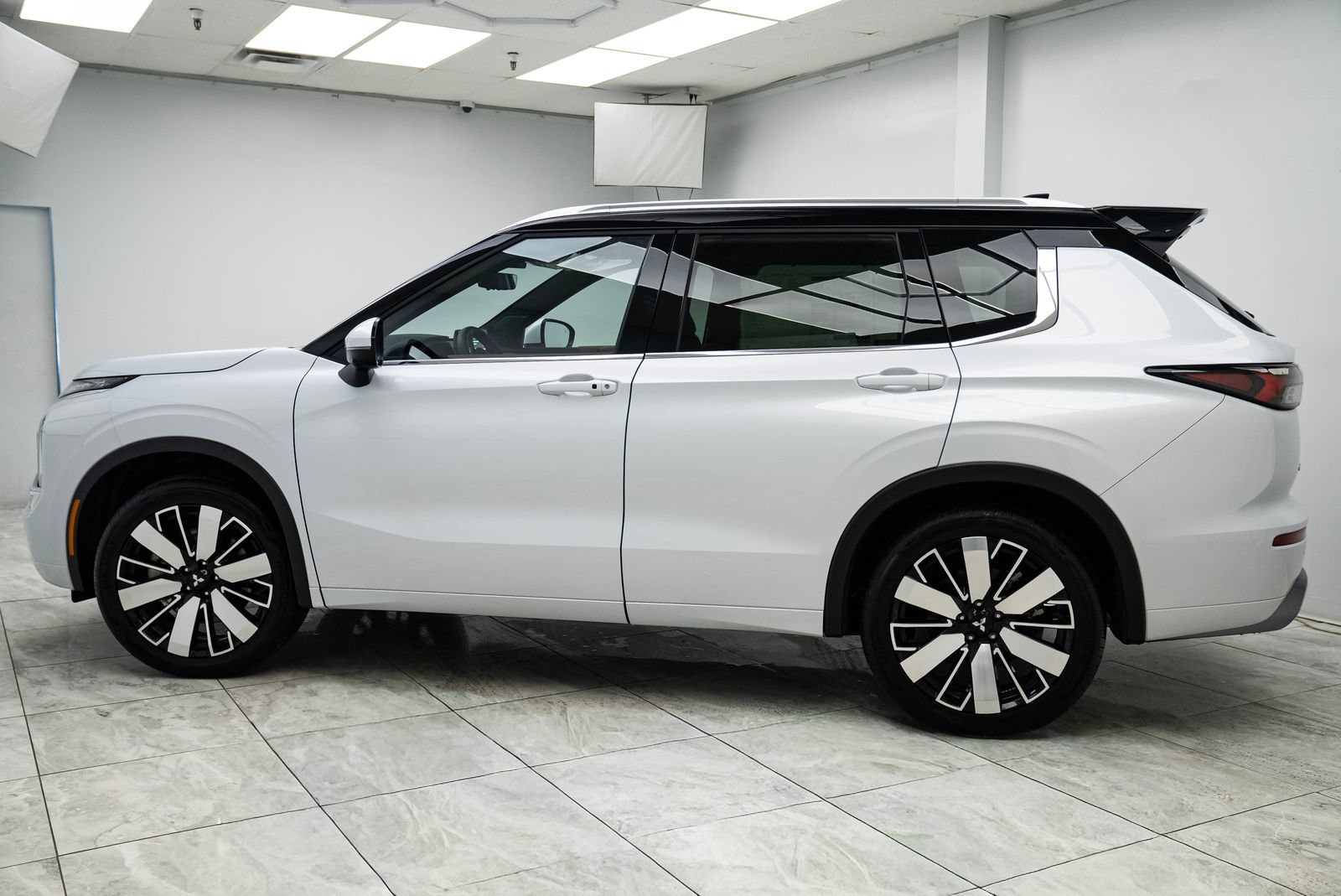 Used 2025 Mitsubishi Outlander ES AWD/4WD image 3
