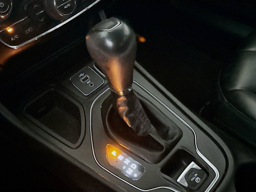 Used 2019 Jeep Cherokee Latitude Plus w/ Comfort/Convenience Group image 17