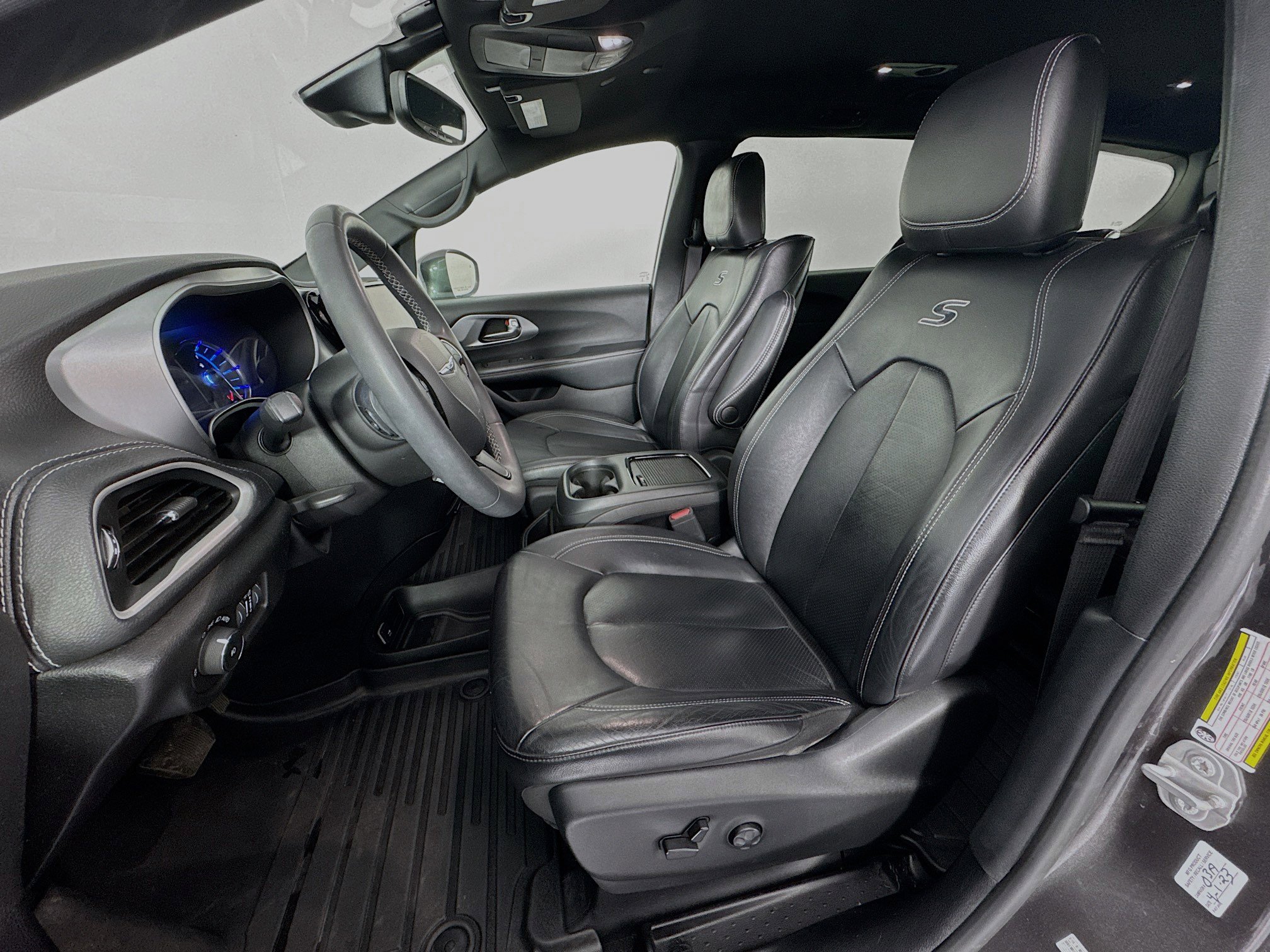 Used 2022 Chrysler Pacifica Touring-L w/ Uconnect Theater Family Group image 21