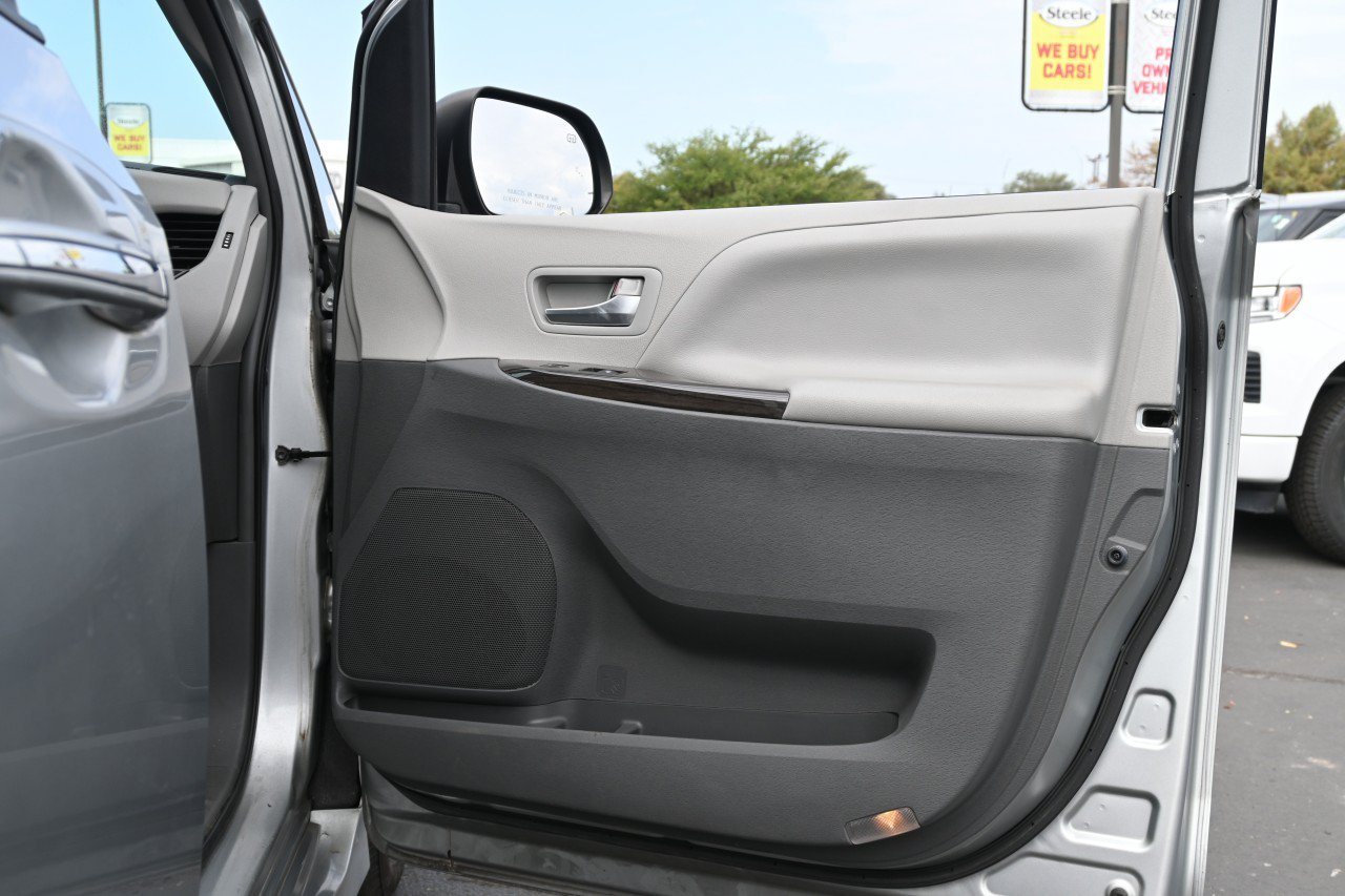 Used 2019 Toyota Sienna XLE FWD image 23