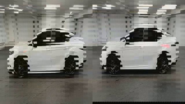 Used 2025 Toyota Camry SE image 5