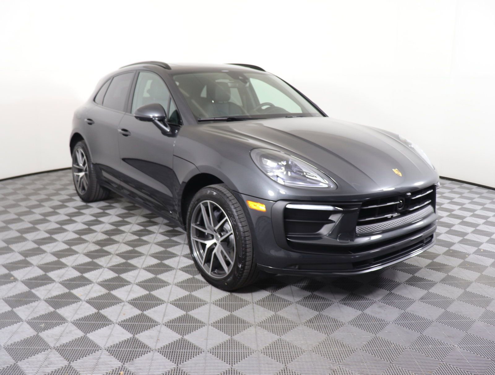 Certified 2025 Porsche Macan image 7