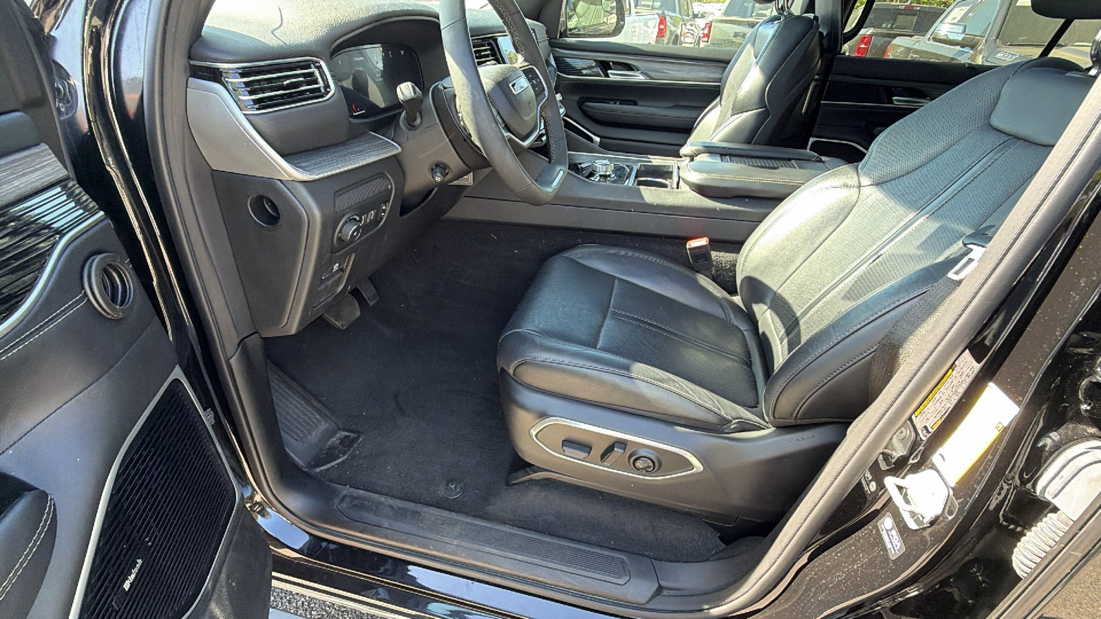 Used 2024 Jeep Wagoneer Series III w/ Premium Group I AWD/4WD image 16