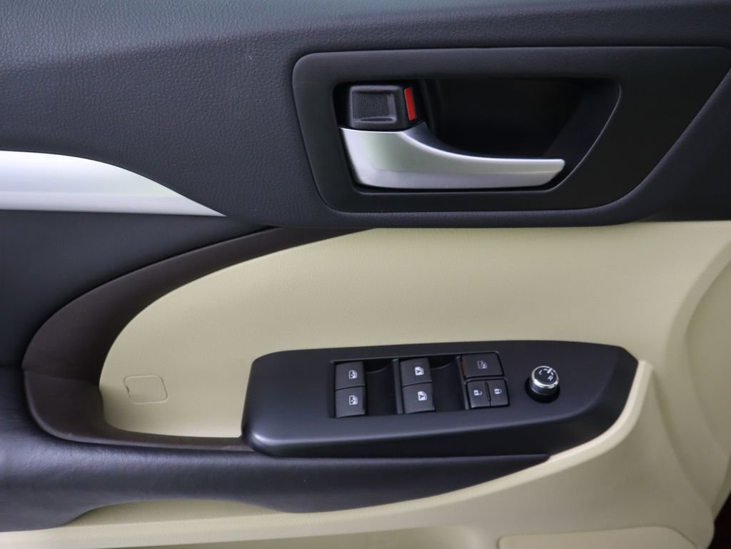 Used 2016 Toyota Highlander XLE image 24