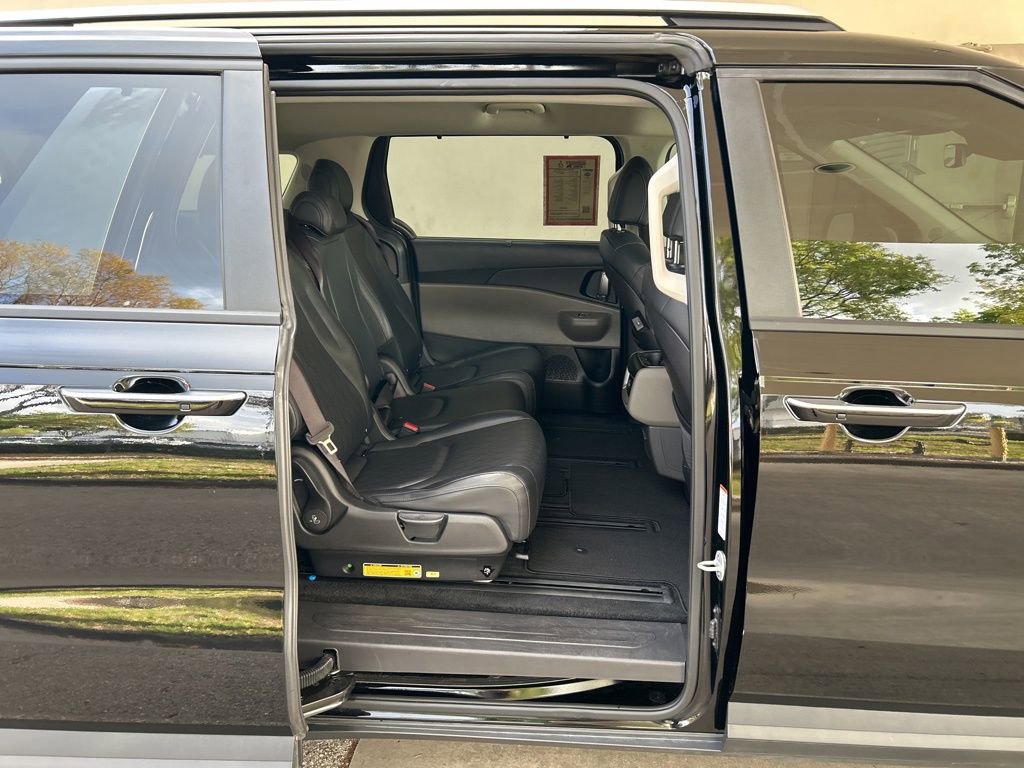 Used 2025 Kia Carnival EX image 33