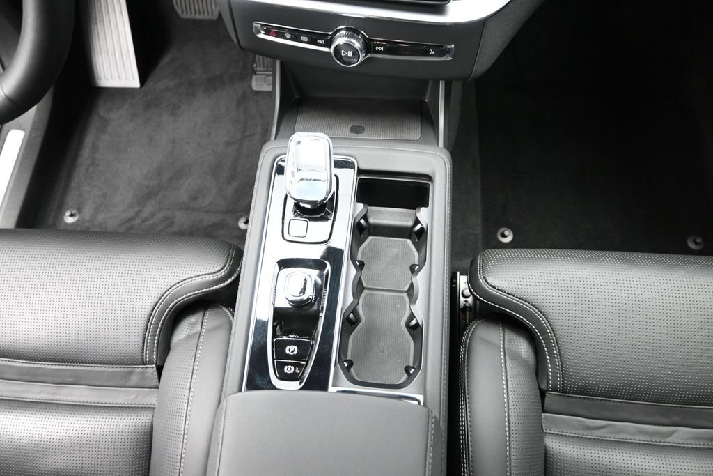Used 2025 Volvo XC90 B5 Ultra AWD/4WD image 11