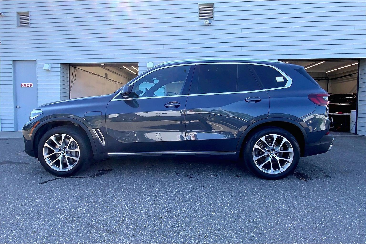 Used 2021 BMW X5 xDrive45e AWD/4WD image 2