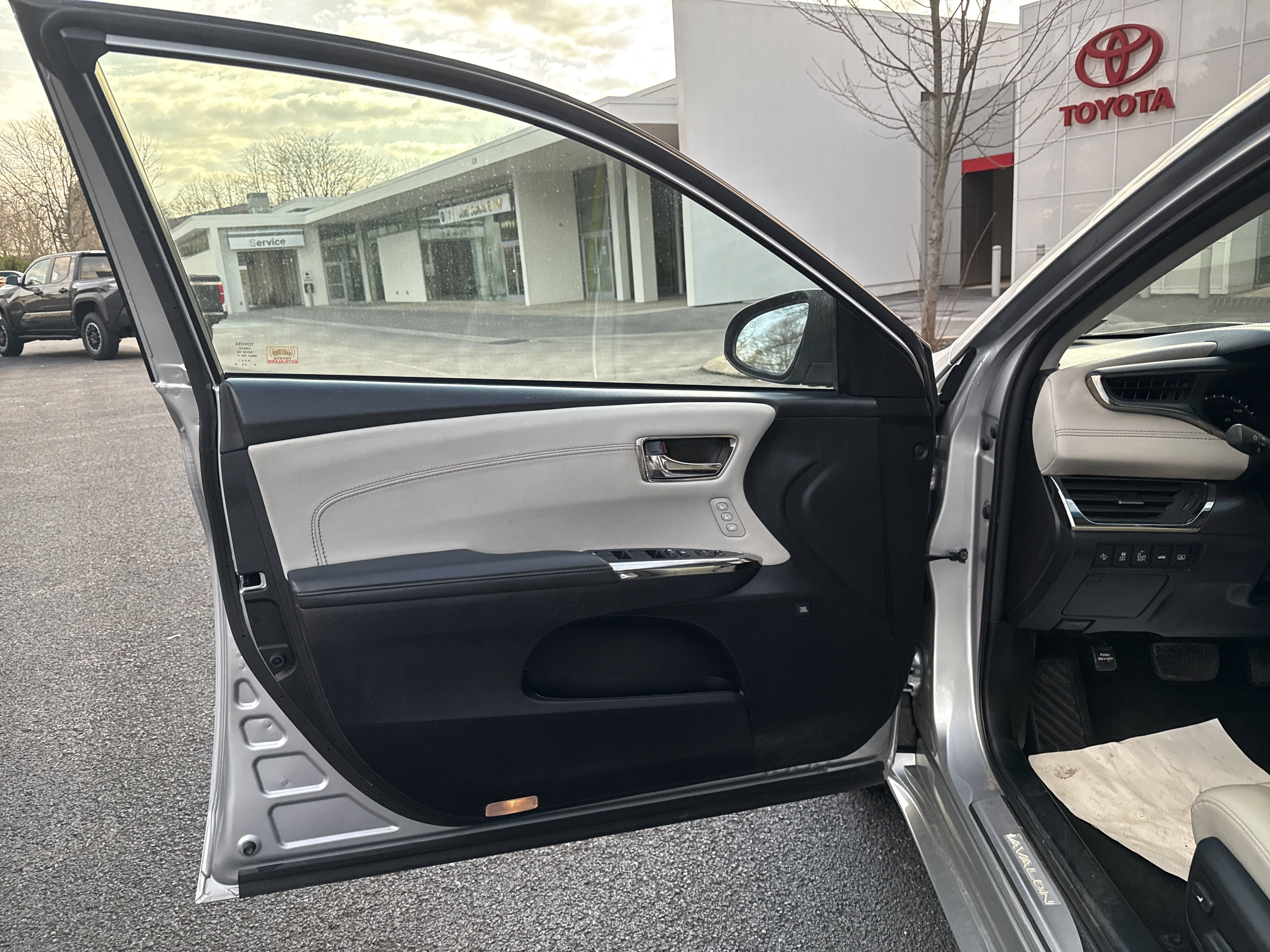 Used 2018 Toyota Avalon Limited image 13