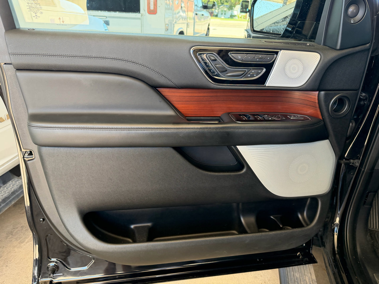 Used 2020 Lincoln Navigator Reserve w/ Luxury Package image 17