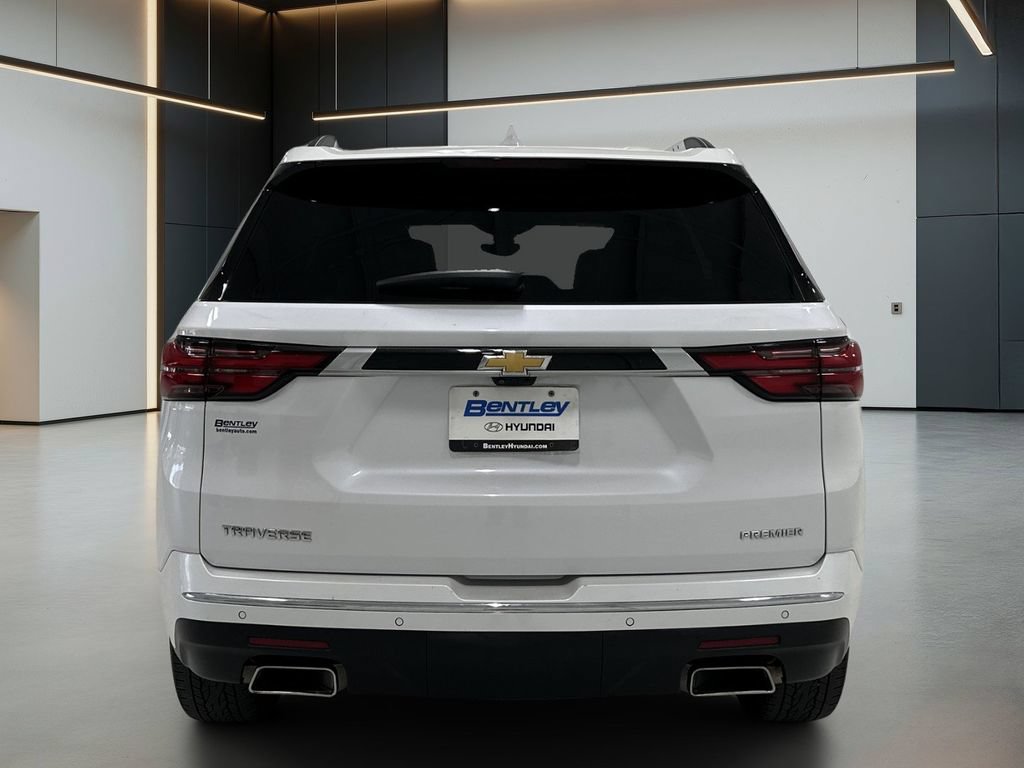 Used 2023 Chevrolet Traverse Premier FWD image 5
