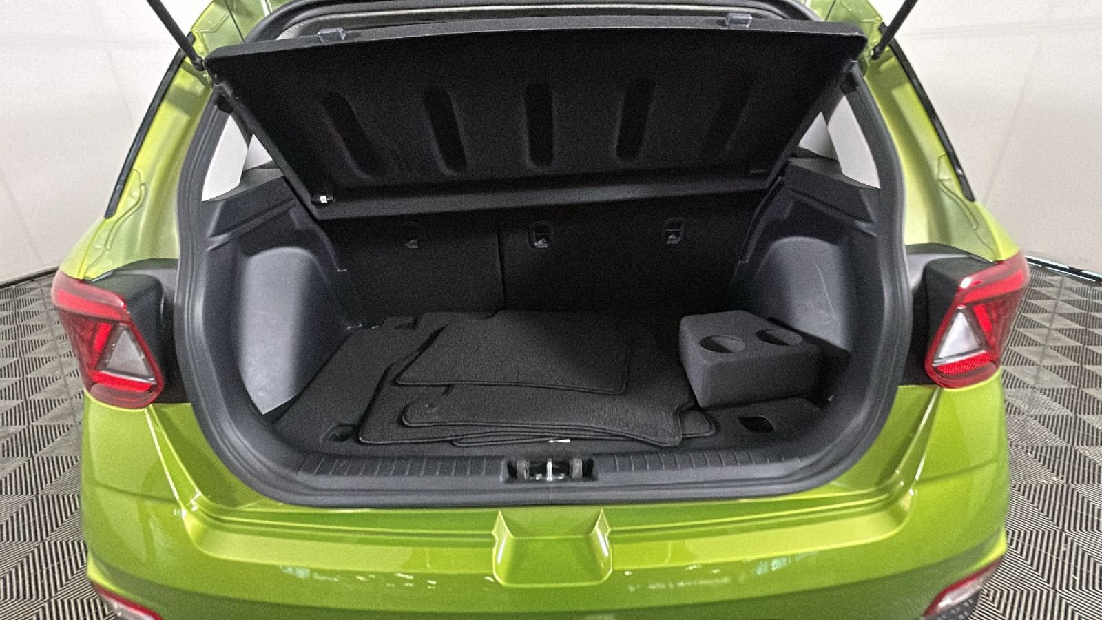 Certified 2023 Hyundai Venue SEL FWD image 33
