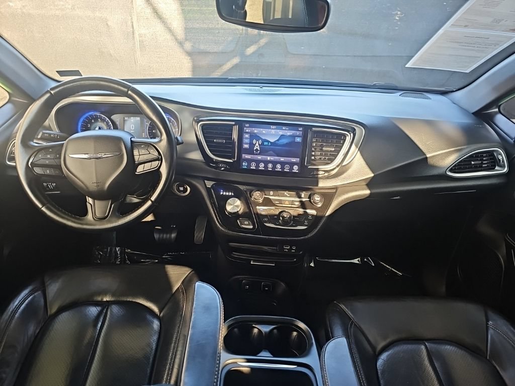 Used 2018 Chrysler Pacifica Touring-L w/ Premium Audio Group FWD image 17
