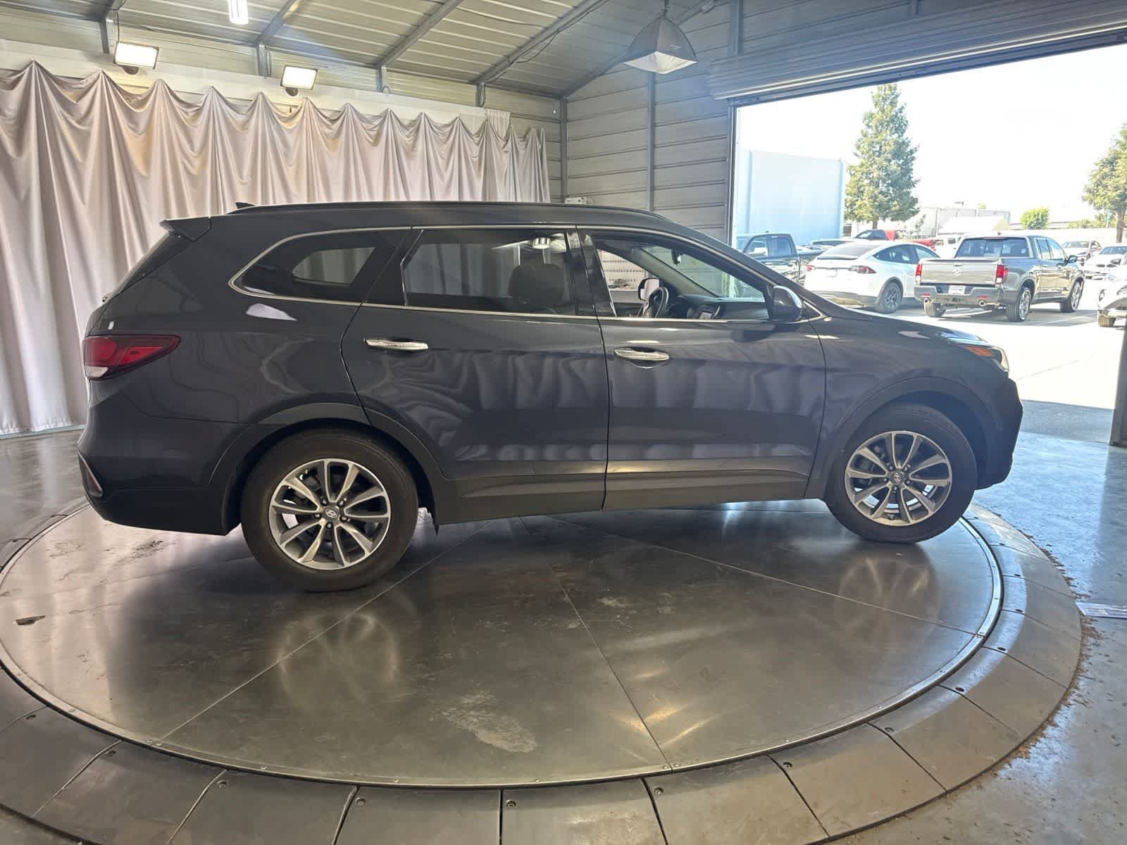 Used 2017 Hyundai Santa Fe SE FWD image 4