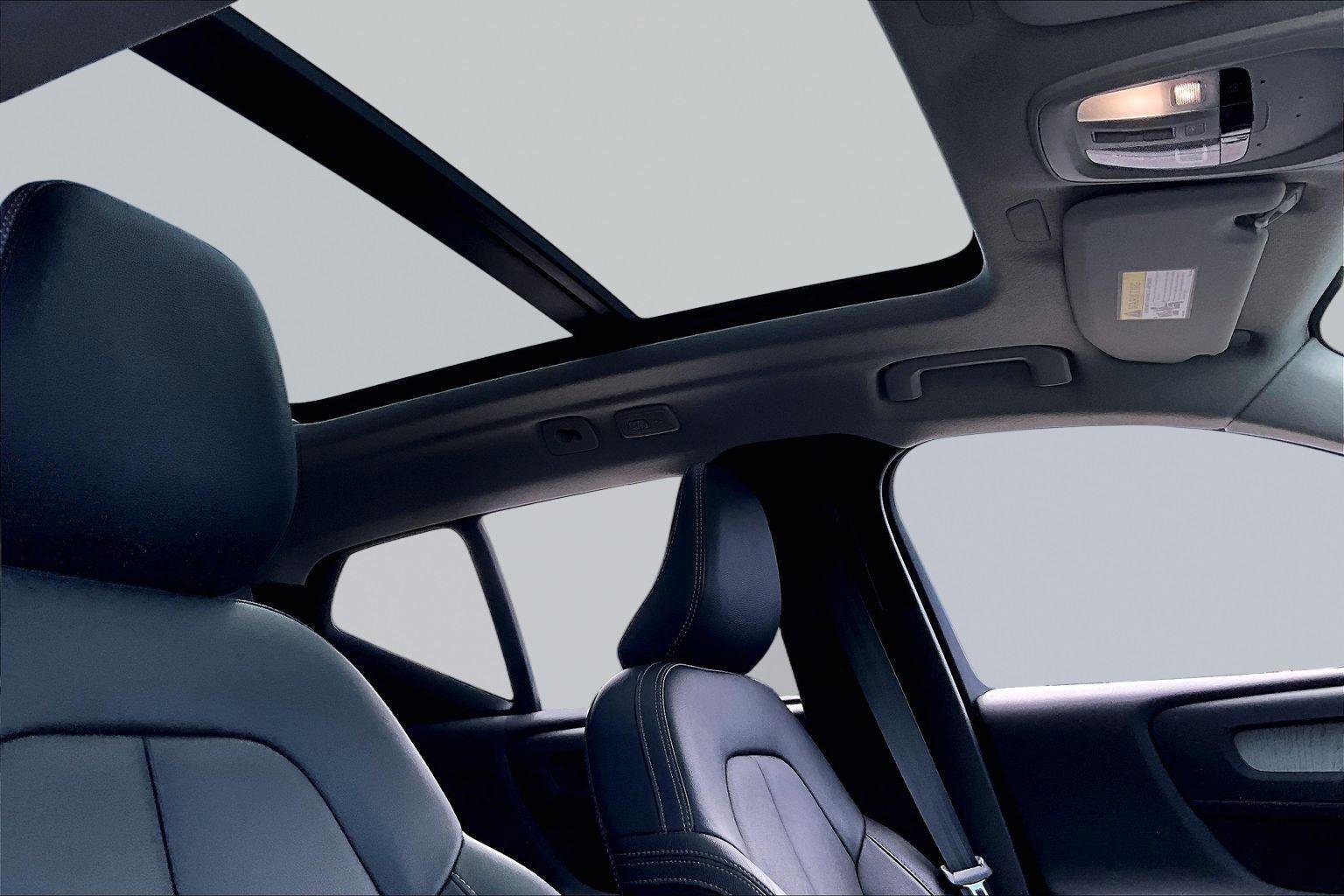 Used 2024 Volvo XC40 B5 Plus image 28