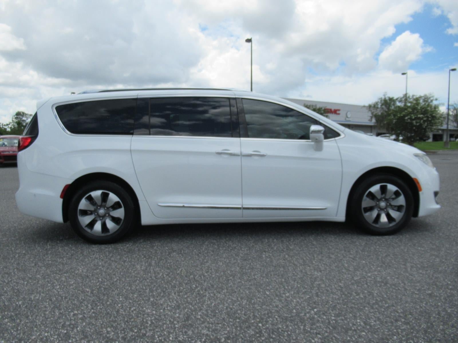 Used 2017 Chrysler Pacifica Platinum FWD image 2