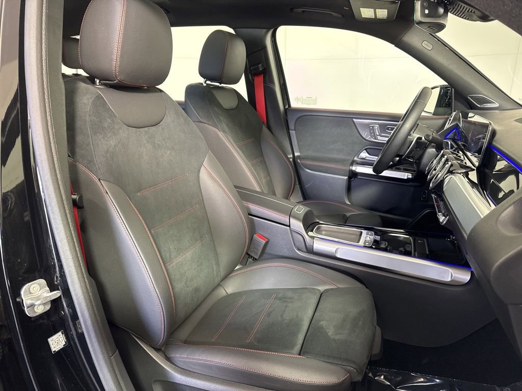 Used 2025 Mercedes-Benz GLB 35 AMG 4MATIC image 13