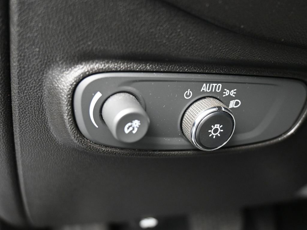 Used 2020 Chevrolet Equinox LS image 13