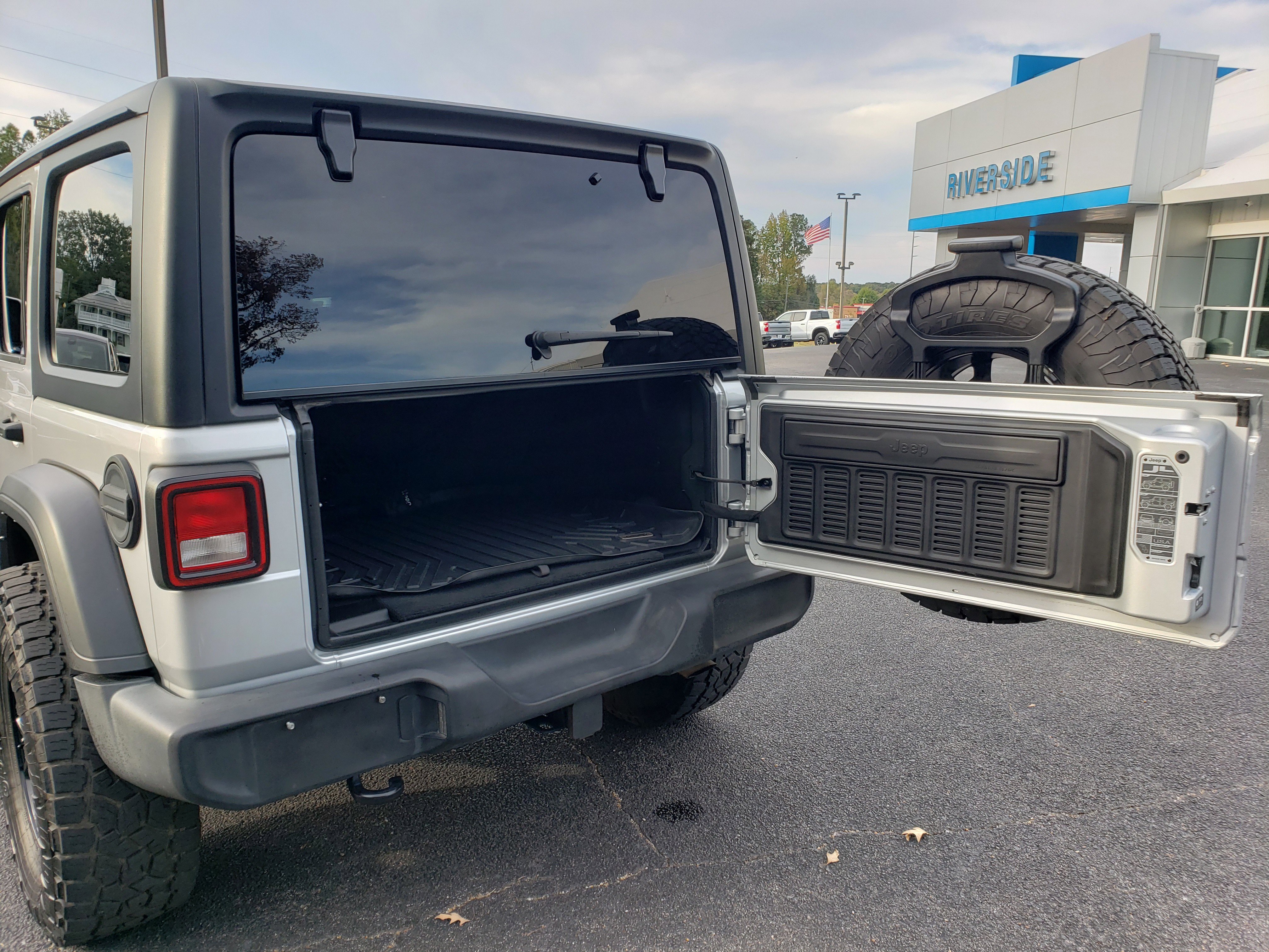 Used 2023 Jeep Wrangler Unlimited Sport image 9