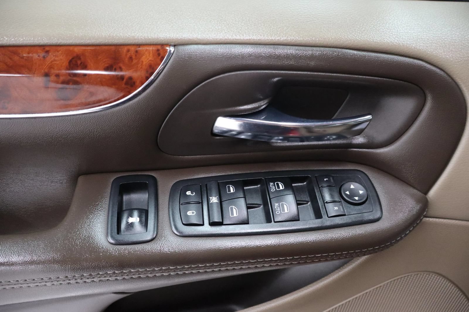 Used 2014 Chrysler Town & Country Touring-L w/ Driver Convenience Group FWD image 13