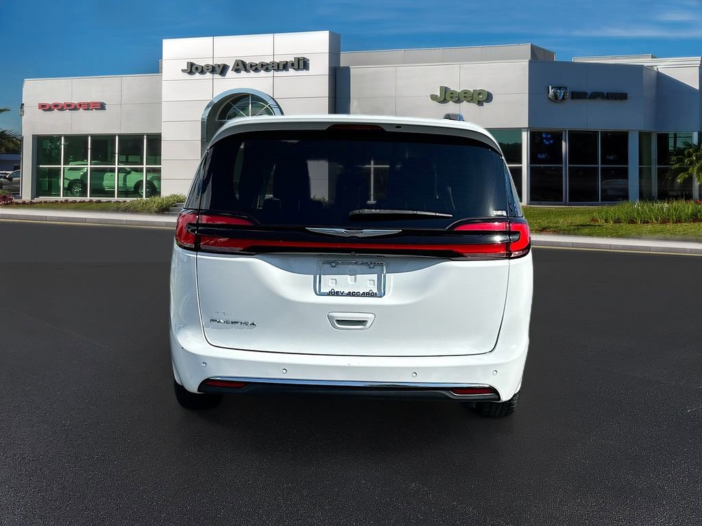 Used 2021 Chrysler Pacifica Touring-L image 6