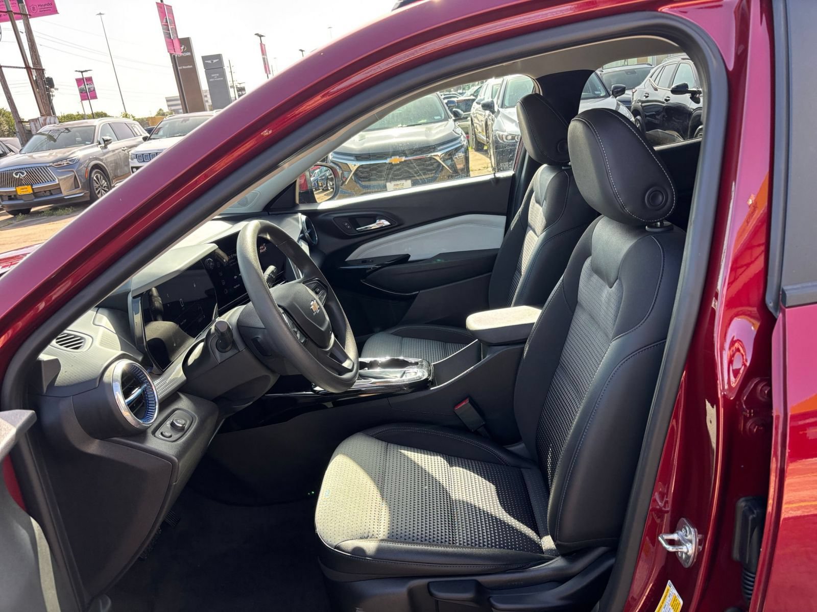 Used 2025 Chevrolet Trax LT FWD image 21