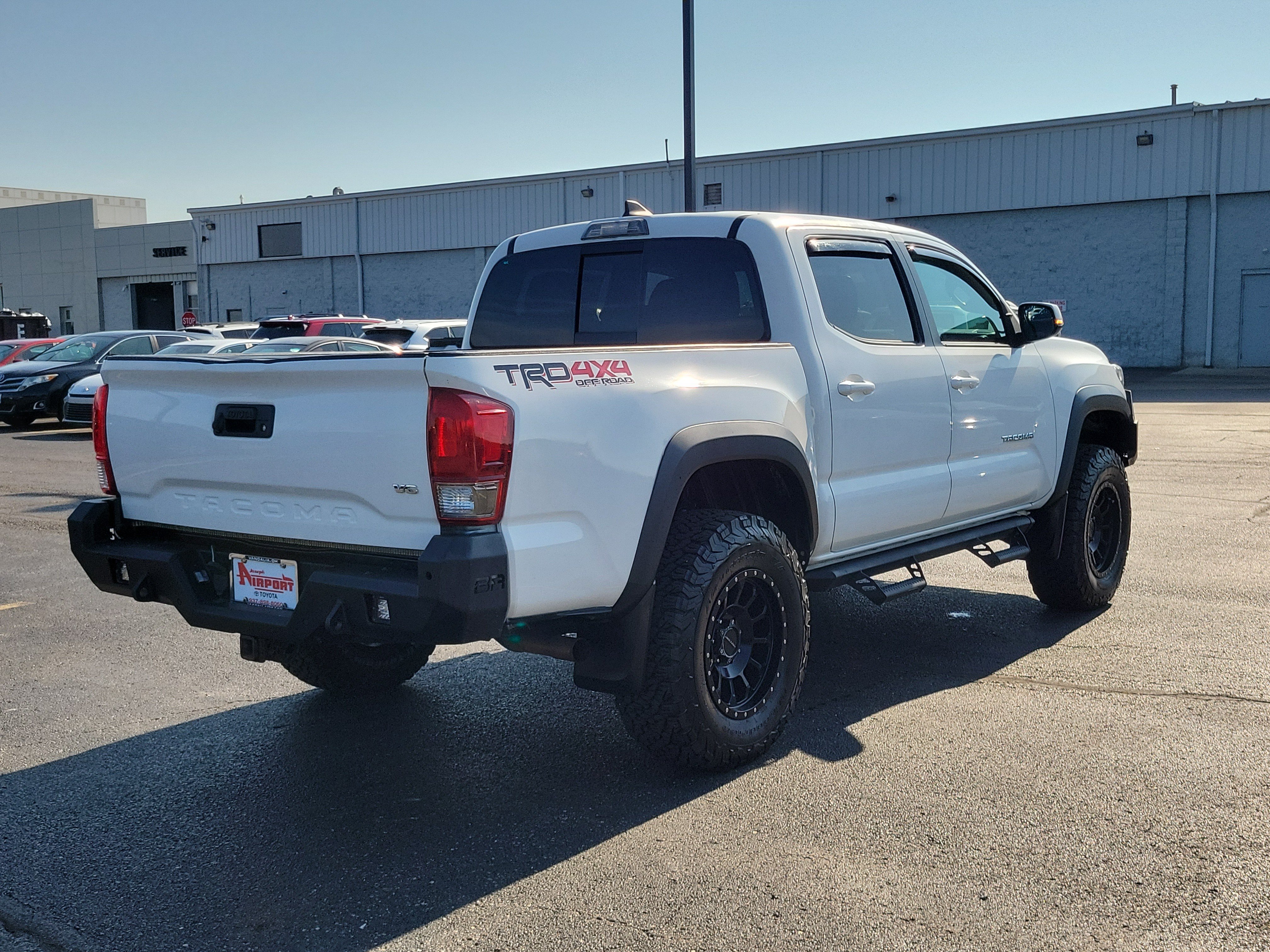 Used 2017 Toyota Tacoma TRD Off-Road w/ Tow Package (A/T) AWD/4WD image 4