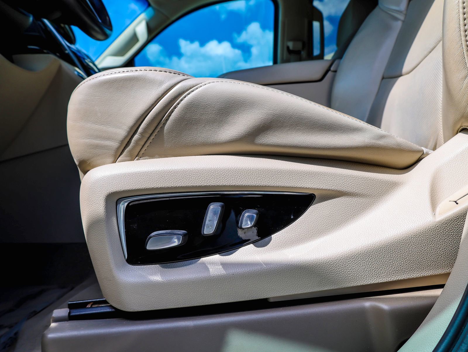 Used 2020 Cadillac Escalade Luxury image 19