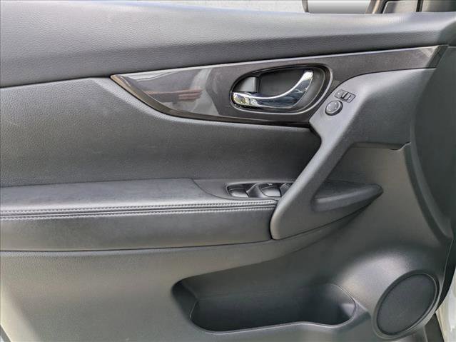 Used 2018 Nissan Rogue SV image 11