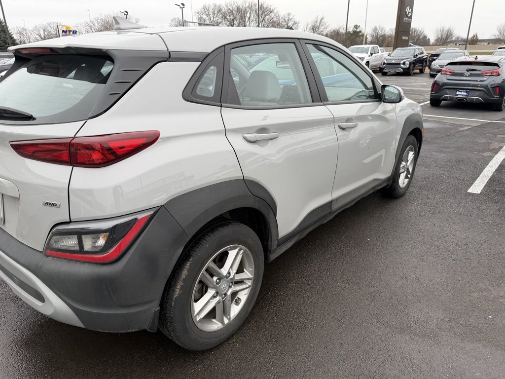 Used 2023 Hyundai Kona SE image 4