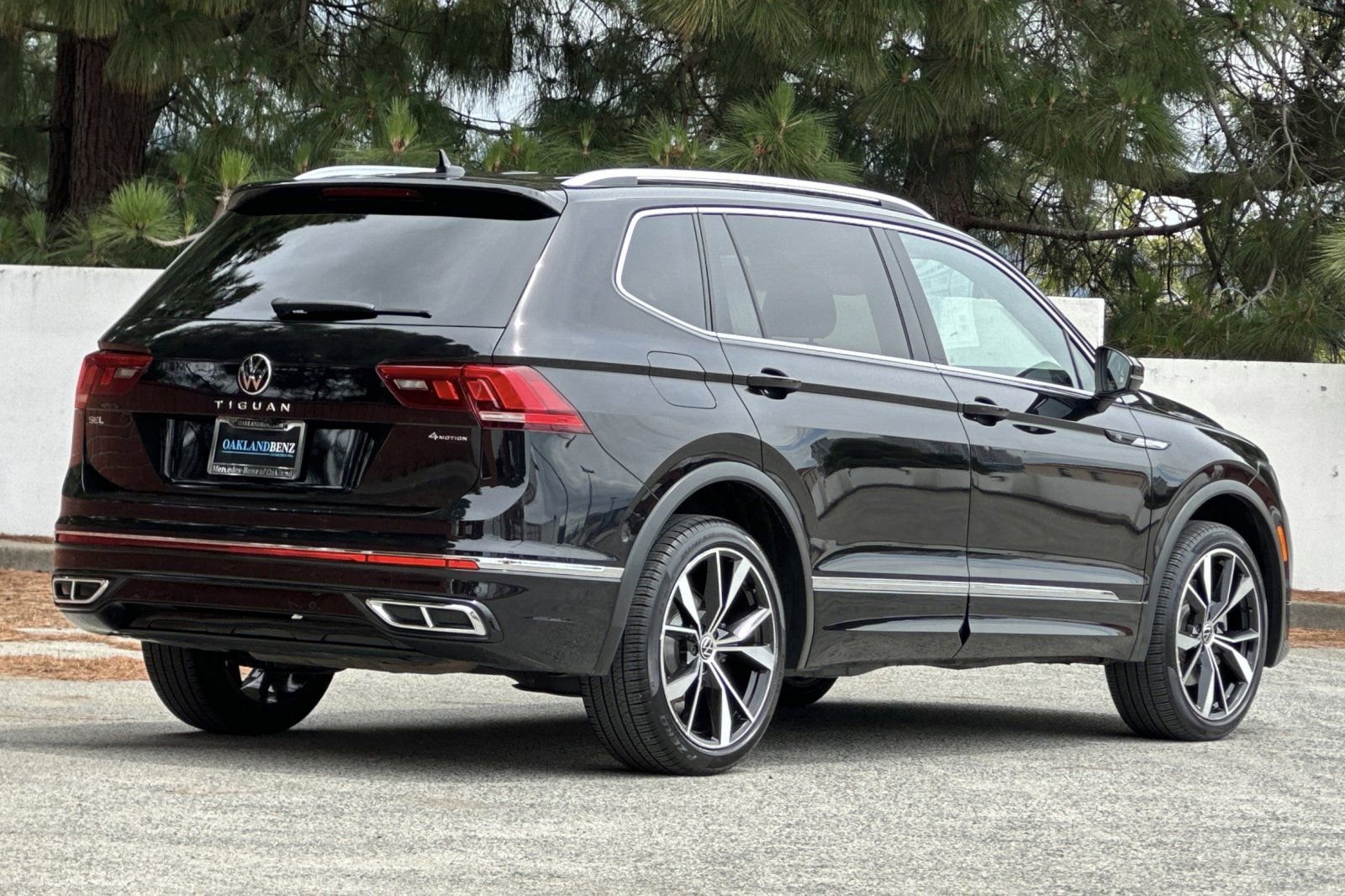 Used 2022 Volkswagen Tiguan SEL R-Line AWD/4WD image 4