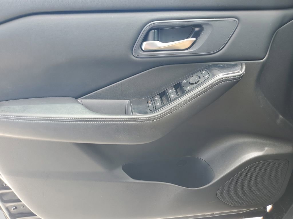 Used 2024 Nissan Rogue SV image 28