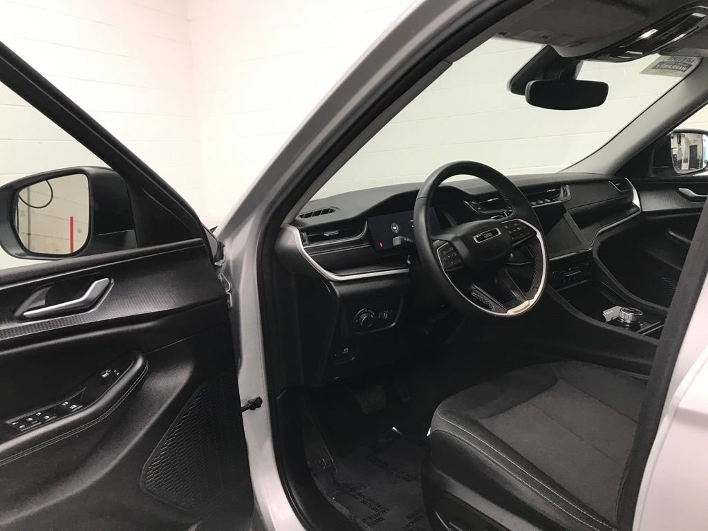 Used 2023 Jeep Grand Cherokee L Laredo image 12