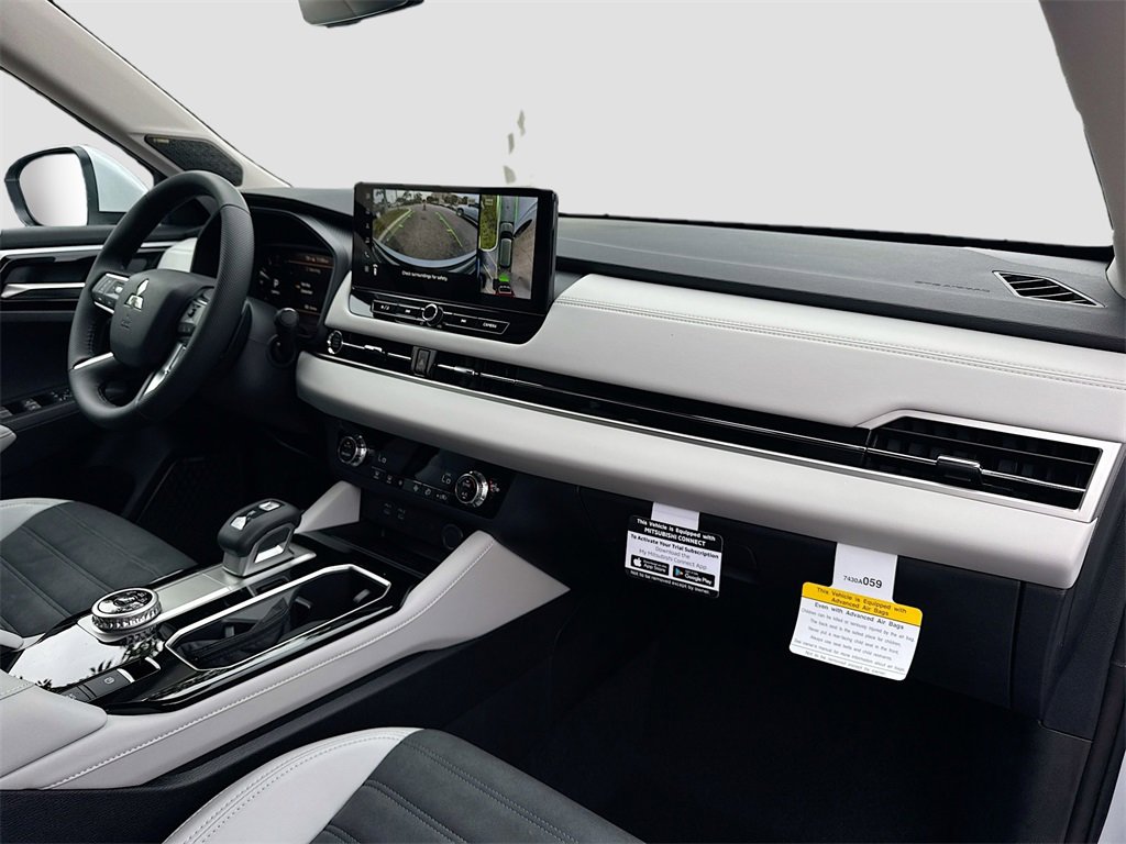 New 2025 Mitsubishi Outlander SE image 32