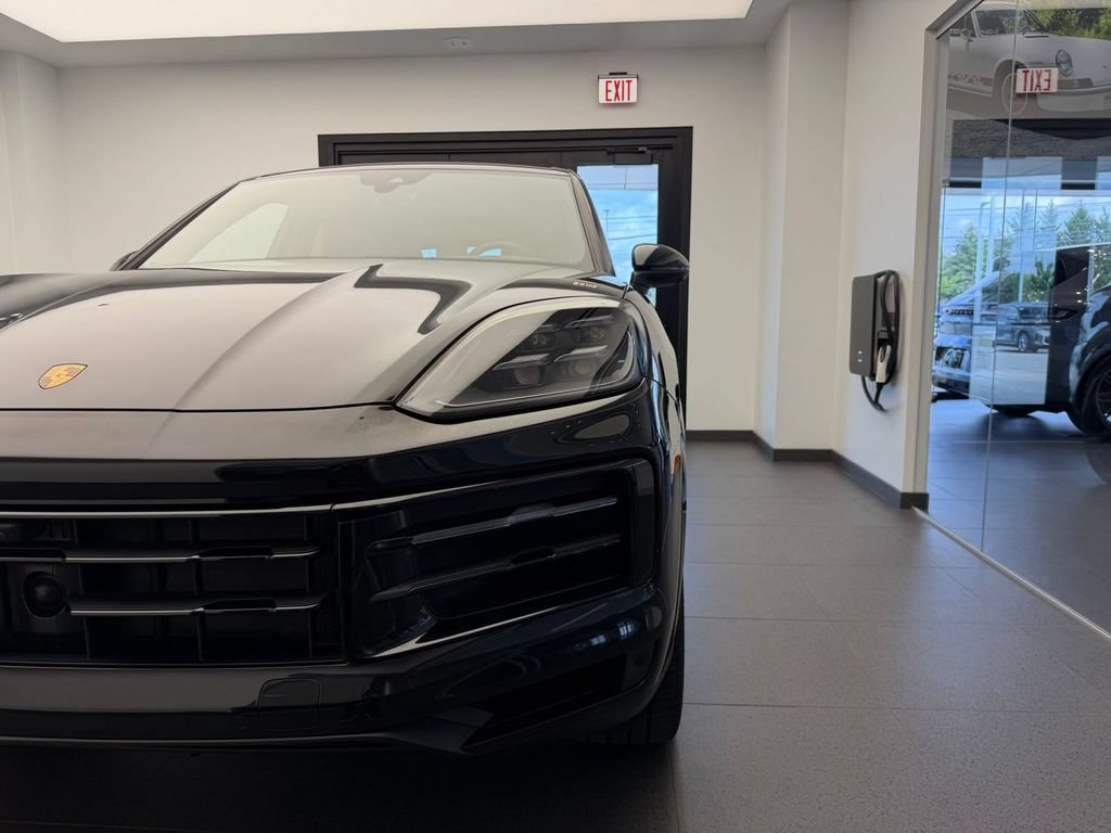 Used 2025 Porsche Cayenne S AWD/4WD image 23