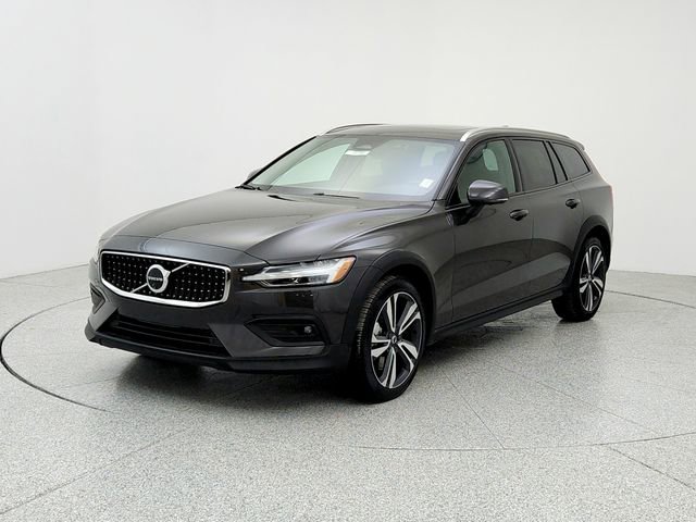 Certified 2025 Volvo V60 B5 Cross Country Plus image 1