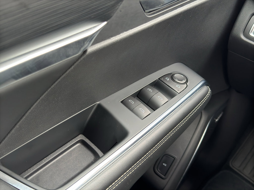 Used 2025 GMC Acadia Elevation image 28