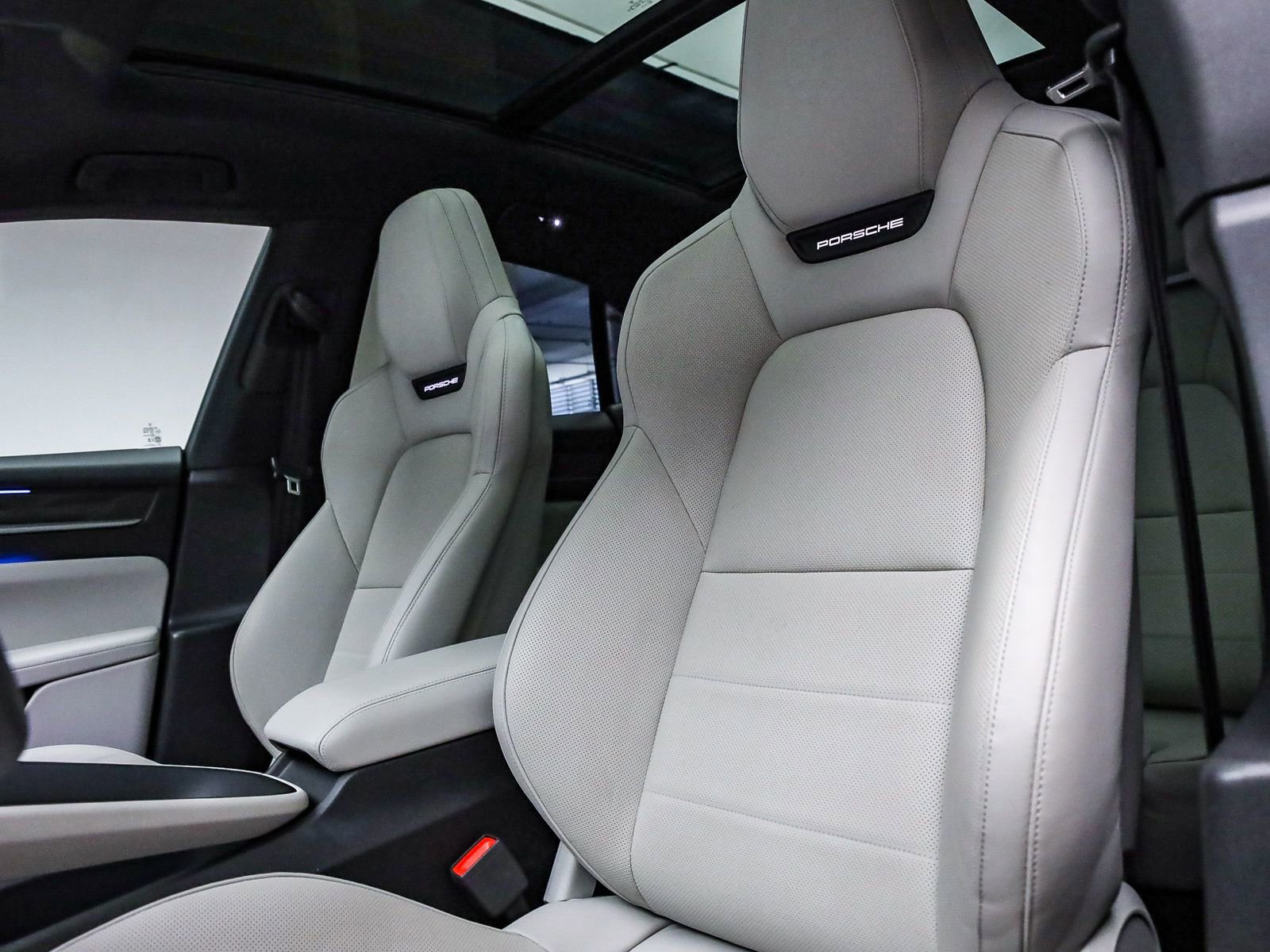 Certified 2025 Porsche Macan 4S Electric AWD/4WD image 5