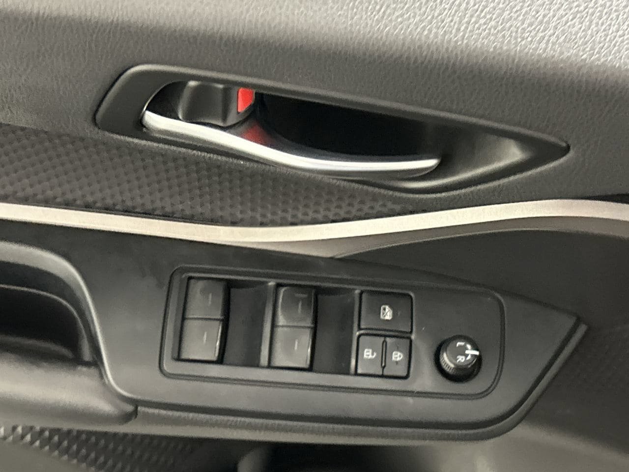Used 2020 Toyota C-HR LE FWD image 19