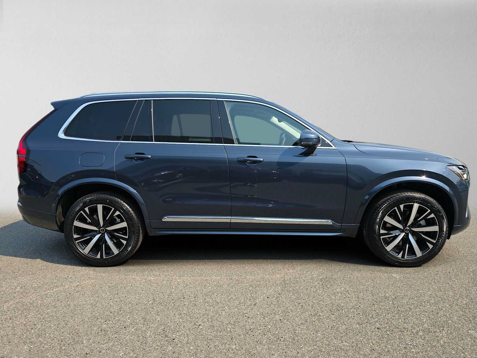 New 2026 Volvo XC90 B5 Core AWD/4WD image 2