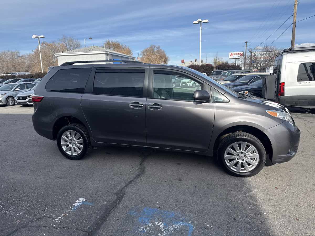 Used 2015 Toyota Sienna XLE image 5