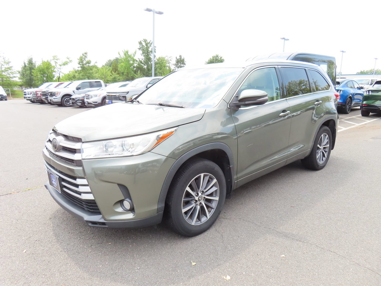 Used 2018 Toyota Highlander XLE w/ Carpet Mat Package (TMS) AWD/4WD image 3