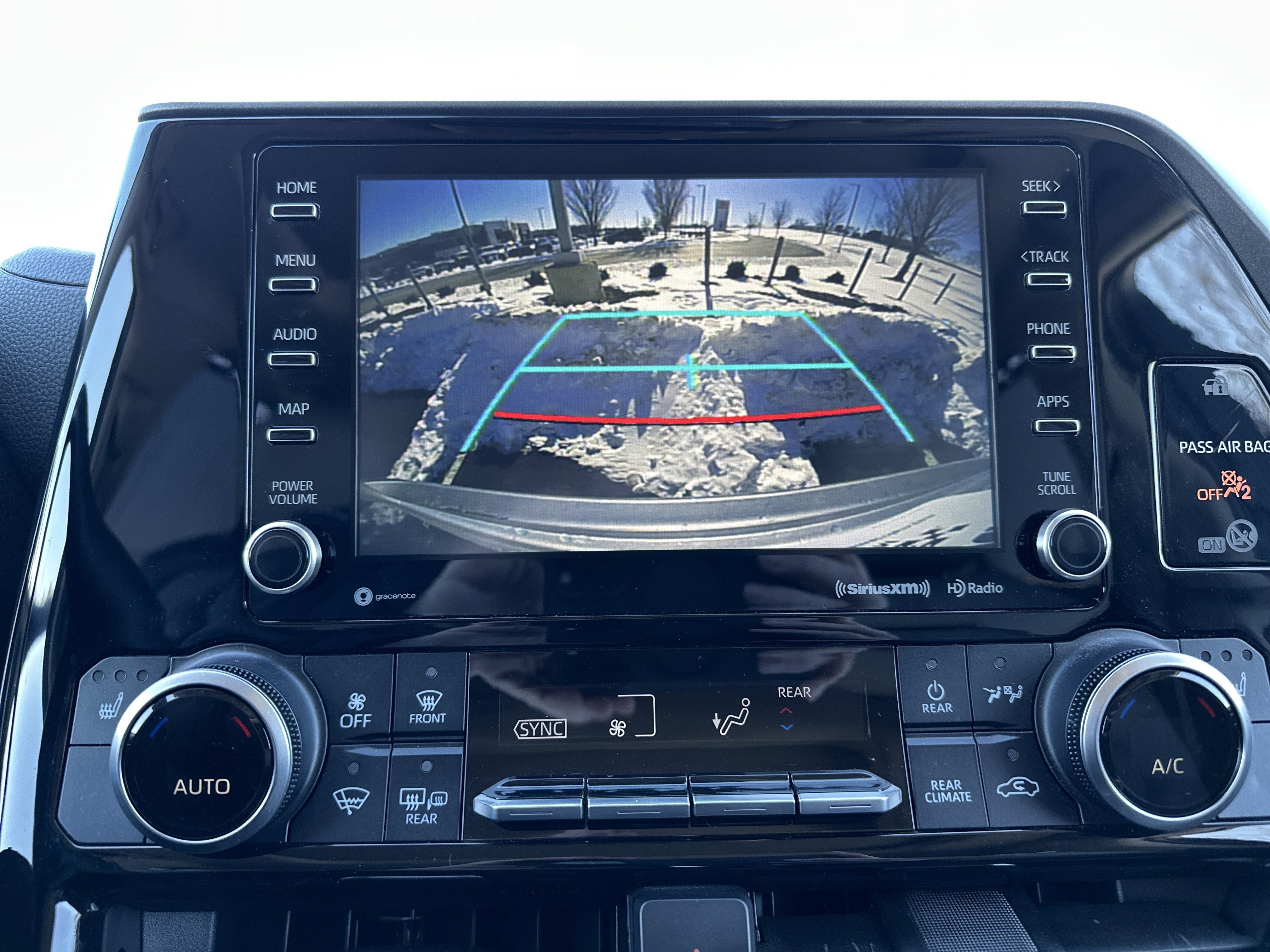 Used 2022 Toyota Highlander XLE image 24