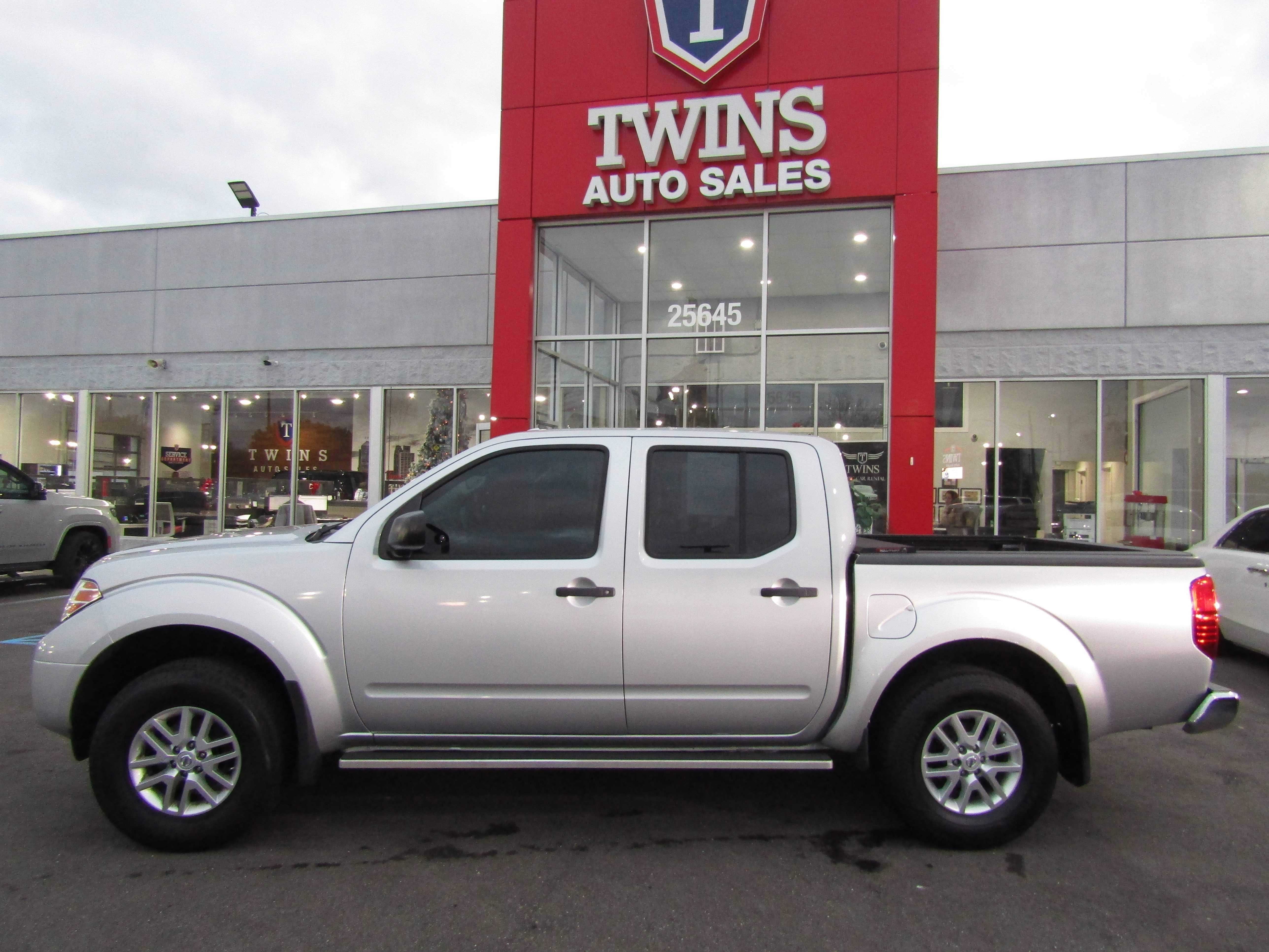Used 2018 Nissan Frontier SV AWD/4WD image 2