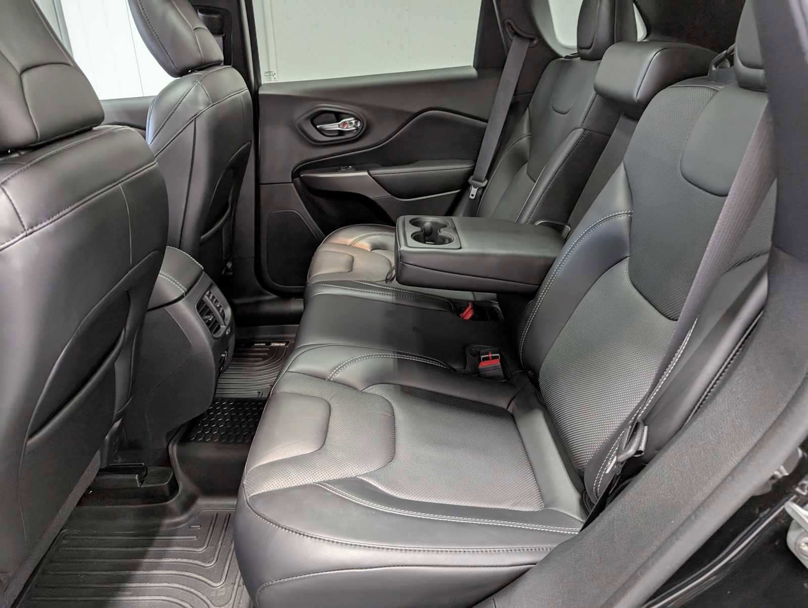 Used 2020 Jeep Cherokee Limited image 23