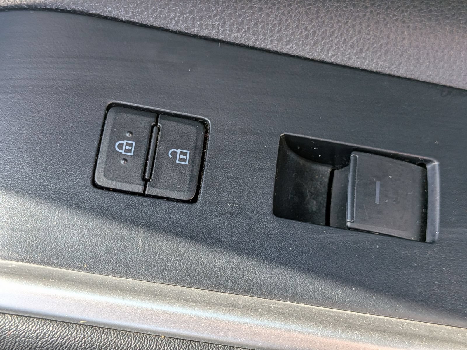 Used 2024 Toyota Highlander LE FWD image 37