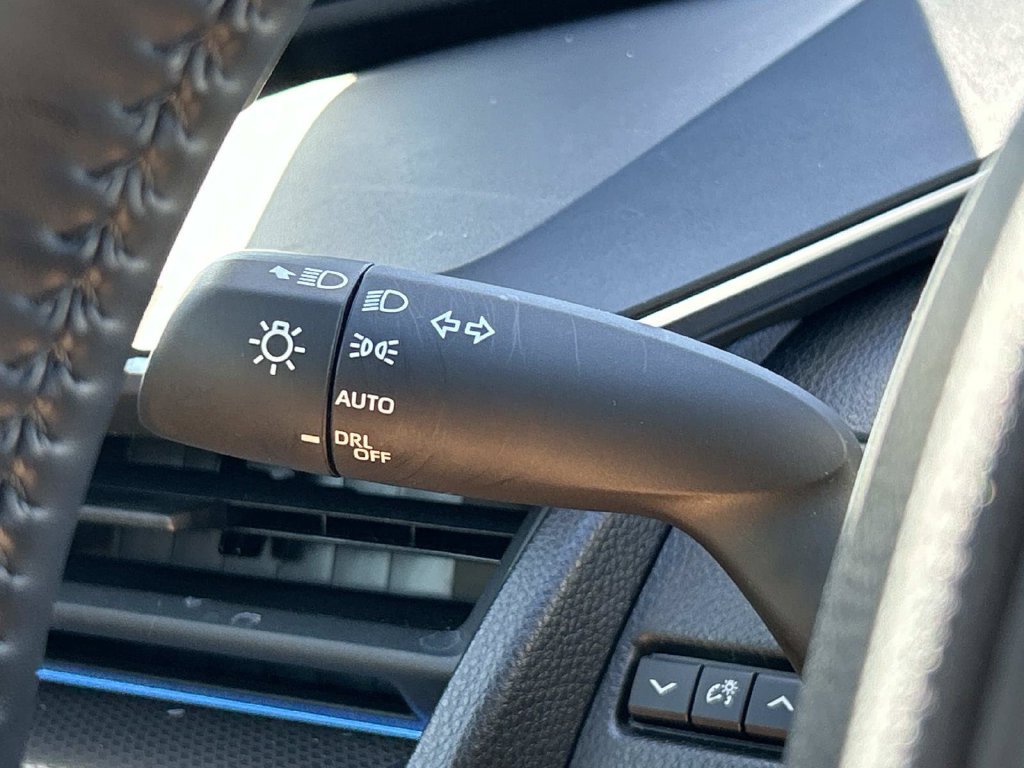 Used 2025 Toyota Prius XLE FWD image 31
