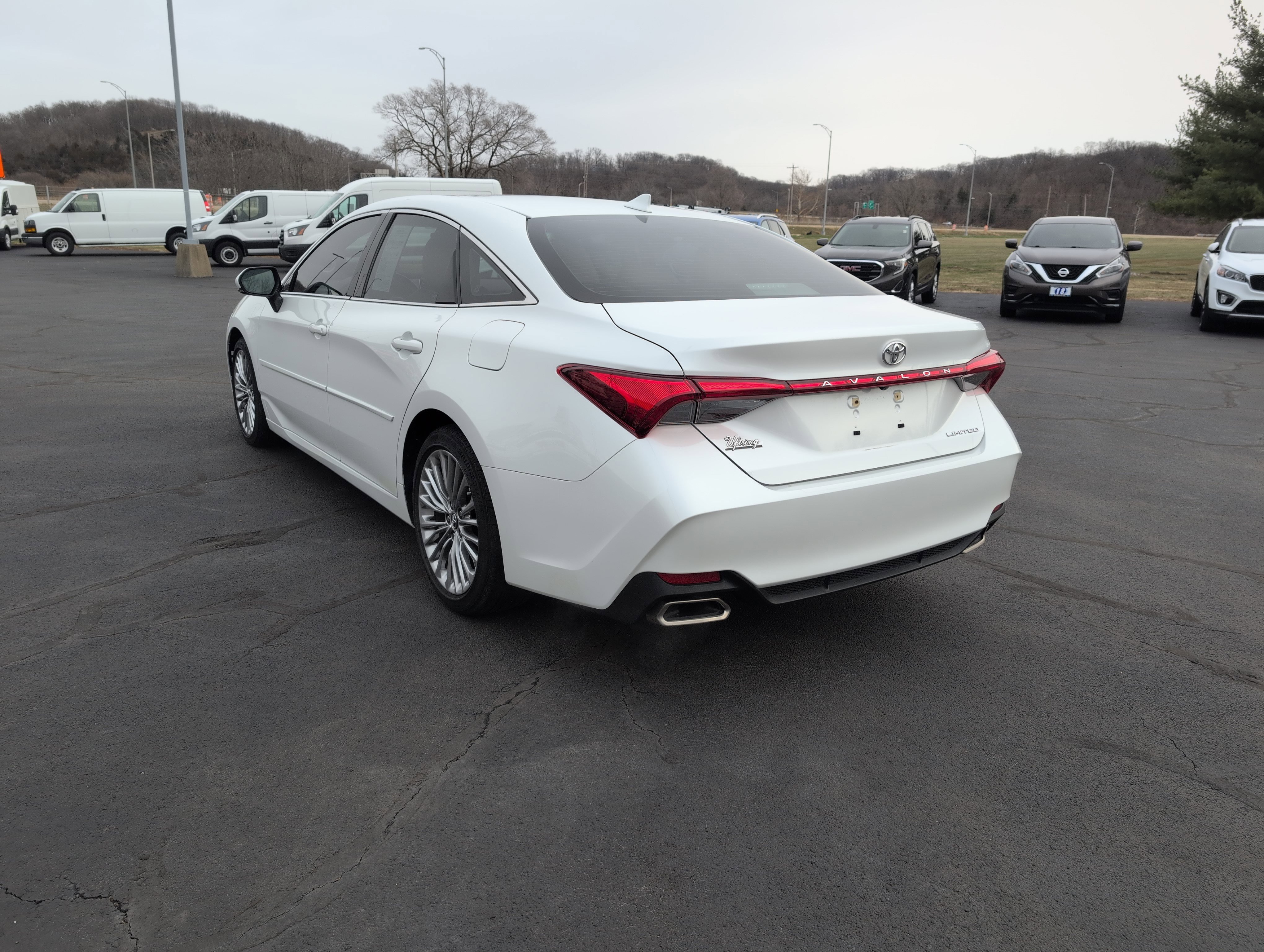 Used 2019 Toyota Avalon Limited image 3